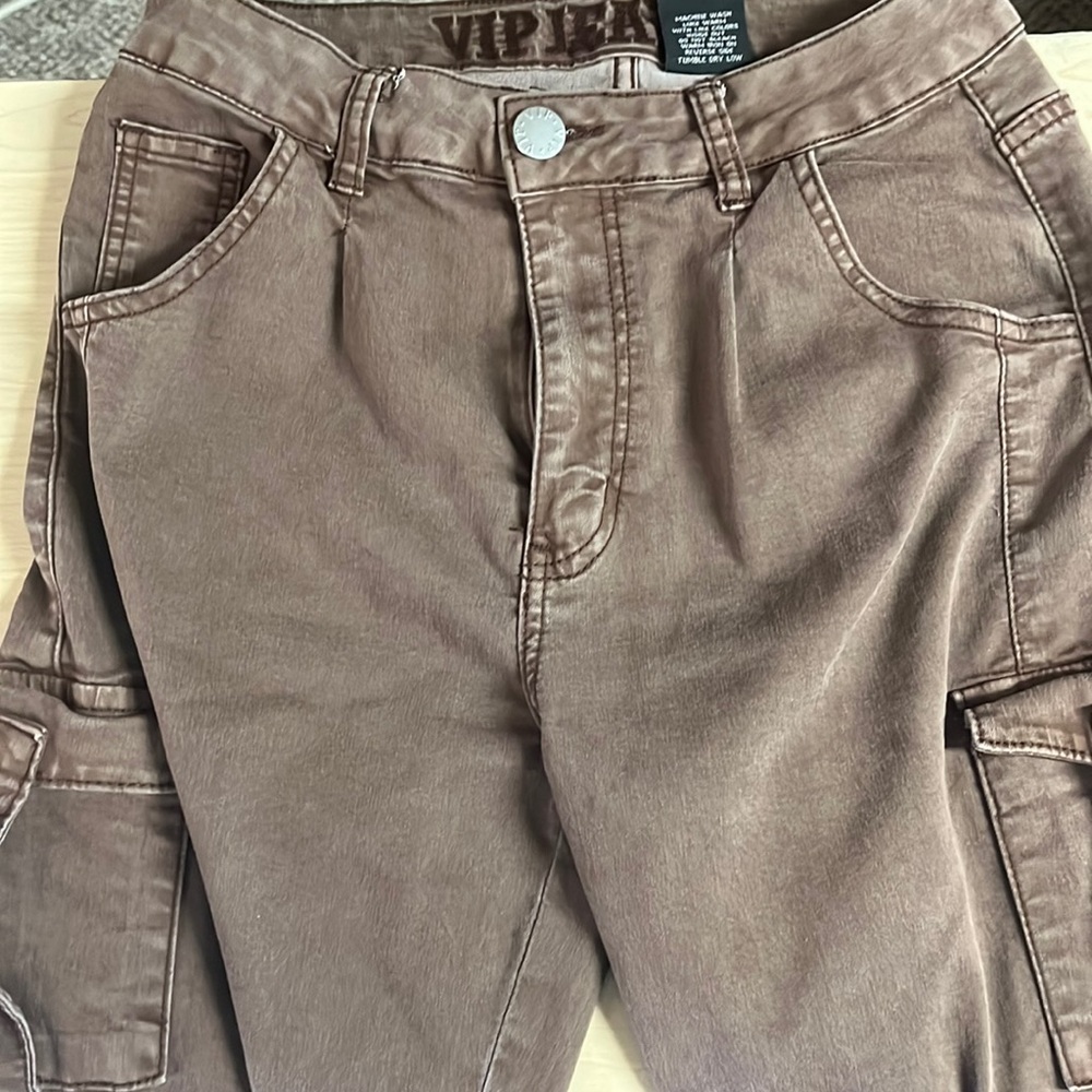 I’m selling some cargo pants that scrunch up on the bottom.